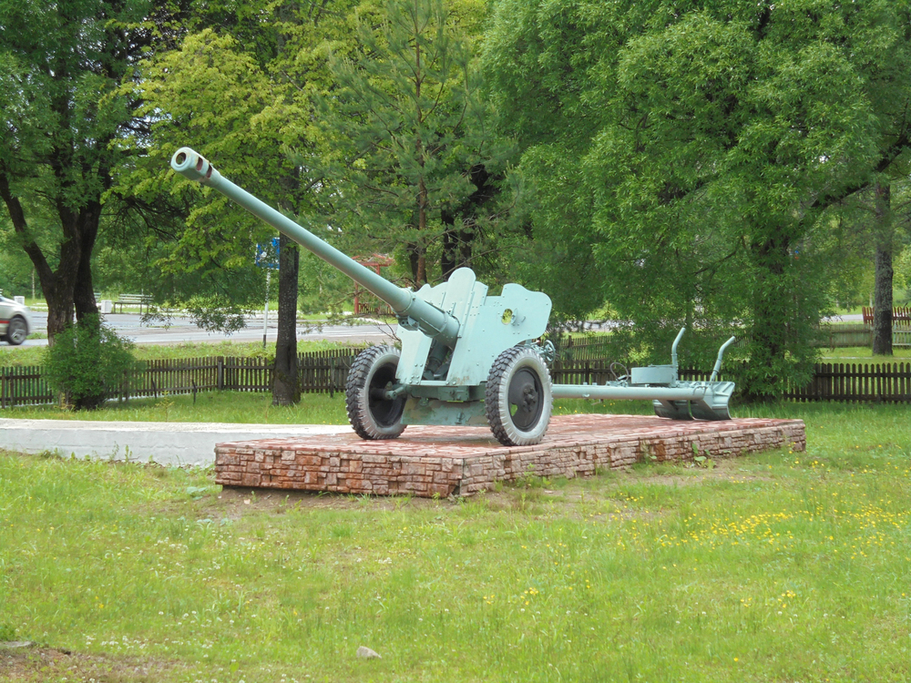 Памятник дивизионной пушки Д-44.
